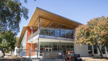 exterior of latitude dining commons uc davis
